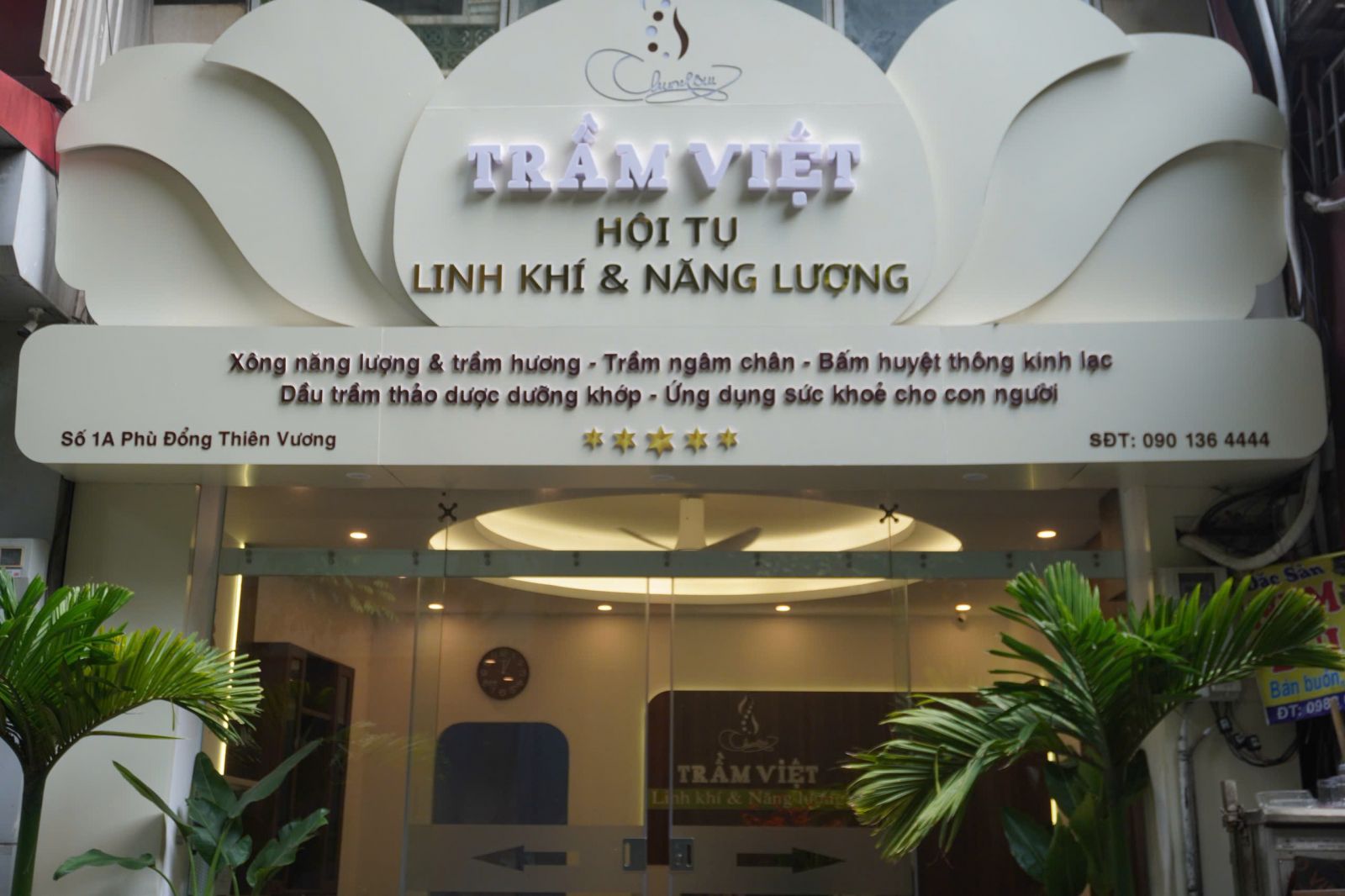 Trầm Việt trên phố Phù Đổng Thiên Vương