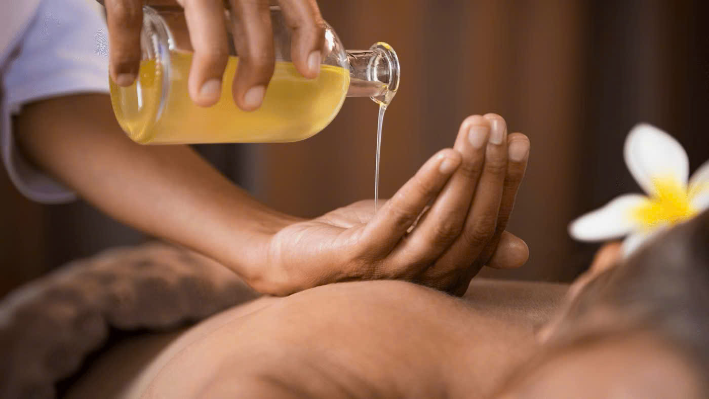 Chuẩn bị tinh dầu thiên nhiên phục vụ cho khách hàng